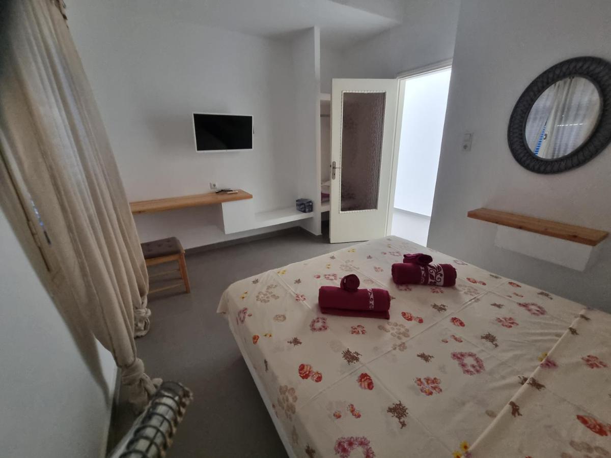 Santorini Pleasure Studios Фира Екстериор снимка