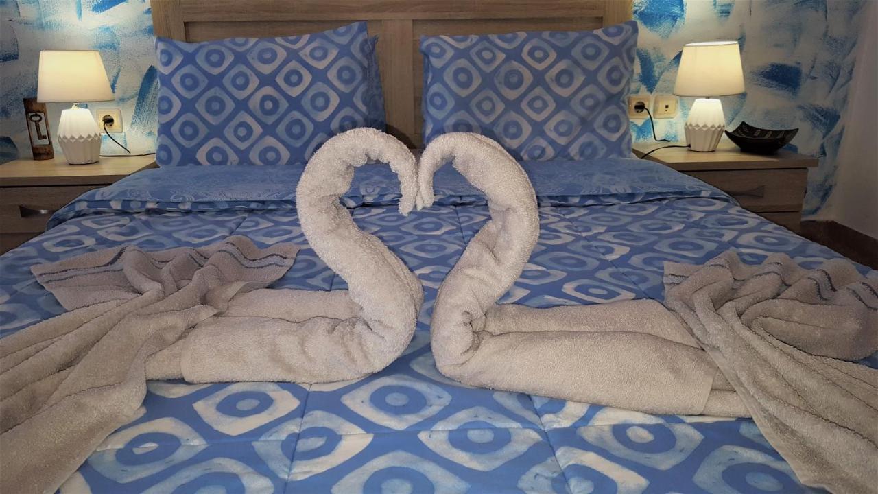 Santorini Pleasure Studios Фира Екстериор снимка
