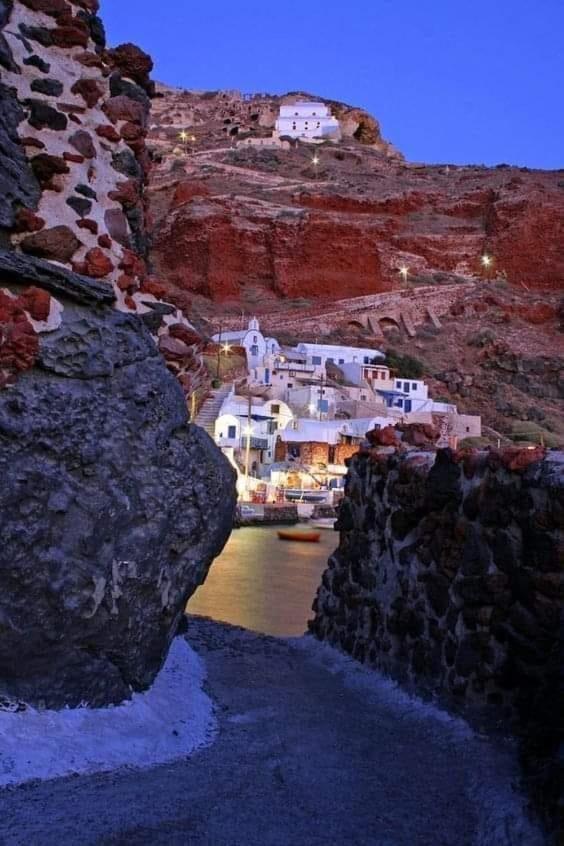 Santorini Pleasure Studios Фира Екстериор снимка