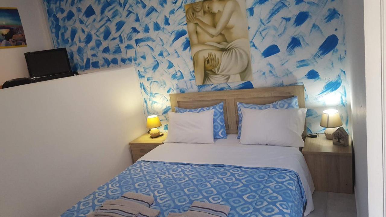 Santorini Pleasure Studios Фира Екстериор снимка