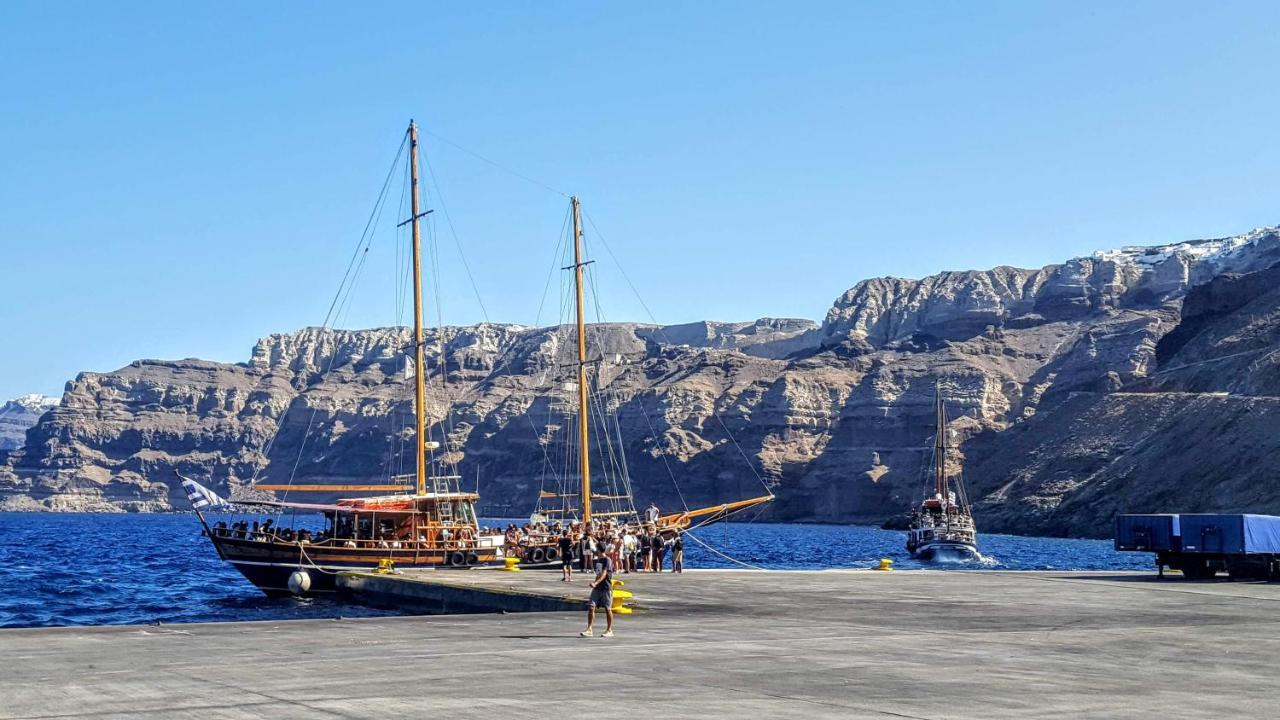 Santorini Pleasure Studios Фира Екстериор снимка