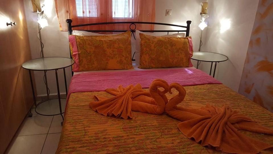 Santorini Pleasure Studios Фира Екстериор снимка